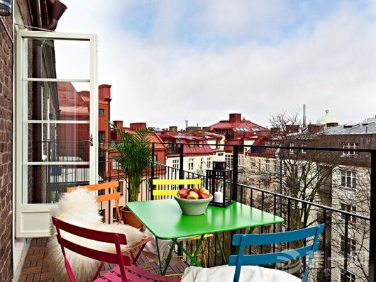 彩色的阳台桌椅，点缀着五彩缤纷的生活